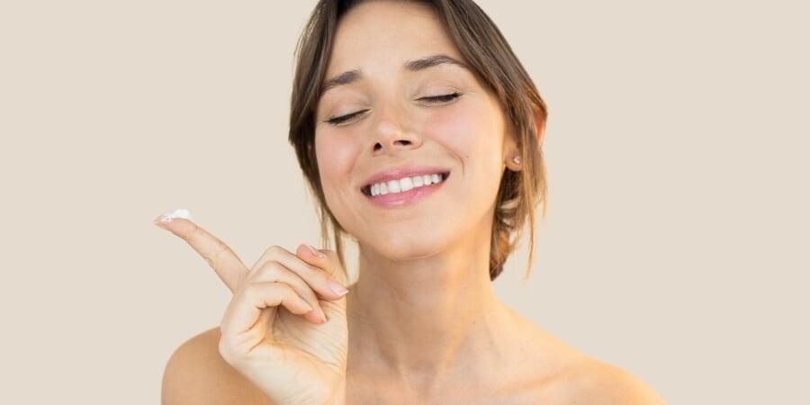 PIEL BONITA: Mujer sonriente con piel radiante y saludable.