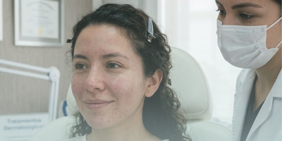 Evaluación profesional de piel sensible con rosácea en consulta estética