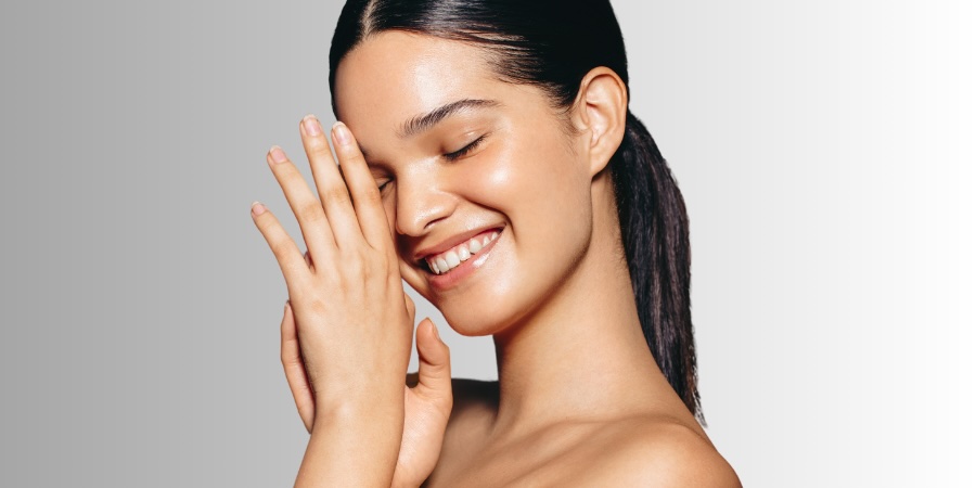 Mujer con piel luminosa y saludable tras tratamiento facial