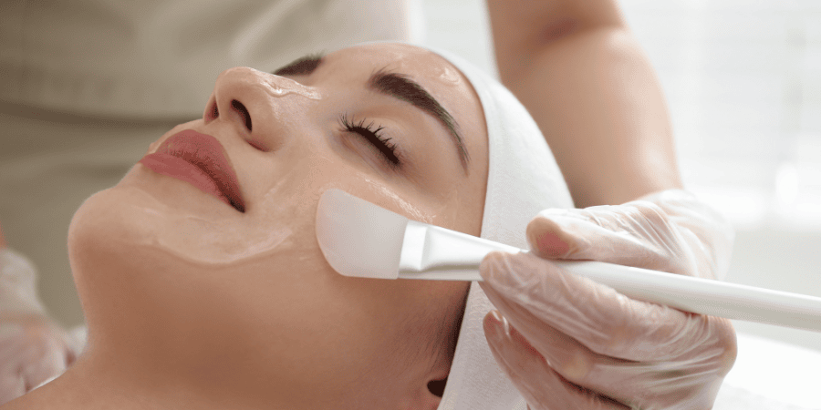 Mujer recibiendo un tratamiento facial hidratante para una piel radiante y fresca.